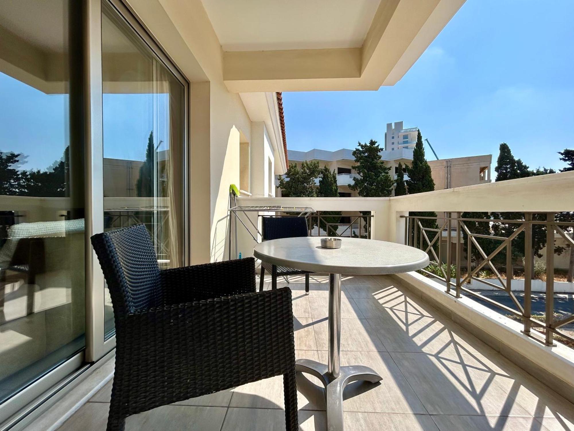 Sun Julz Apartments On The Beach Paphos Exteriör bild