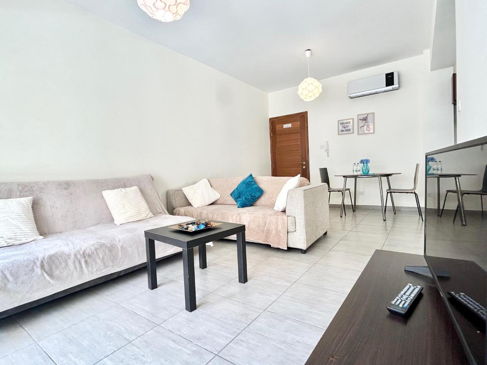 Sun Julz Apartments On The Beach Paphos Exteriör bild