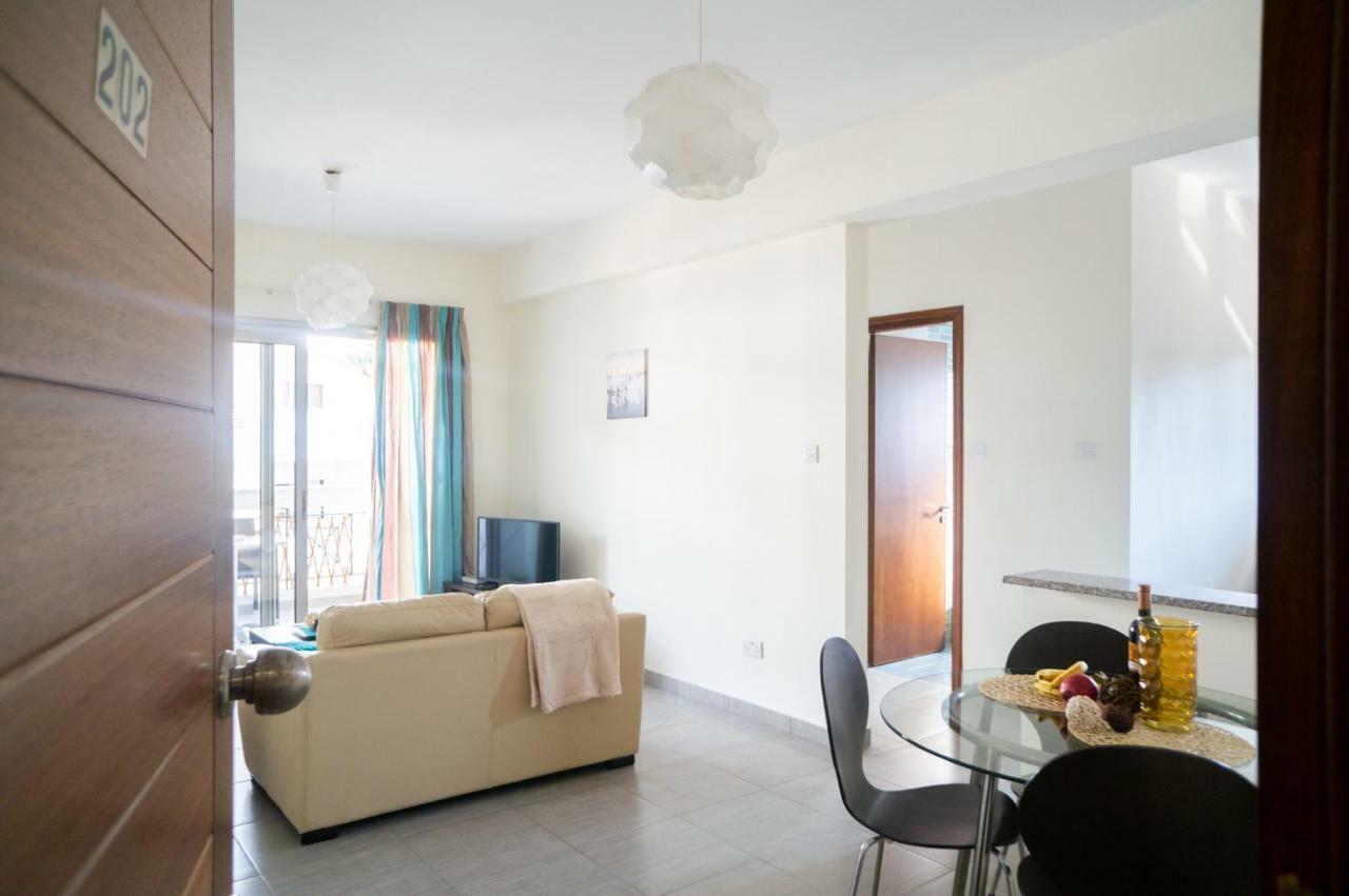 Sun Julz Apartments On The Beach Paphos Exteriör bild